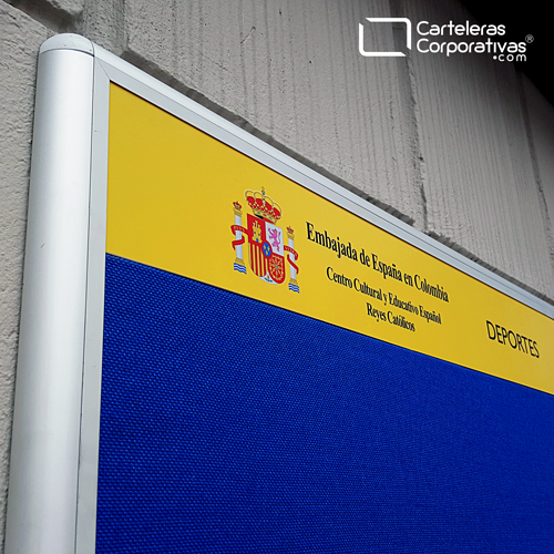 cartelera convencional clásica en paño tamaño 60x80 cms color azul embajada de españa vista cenefa detalle contrapicado