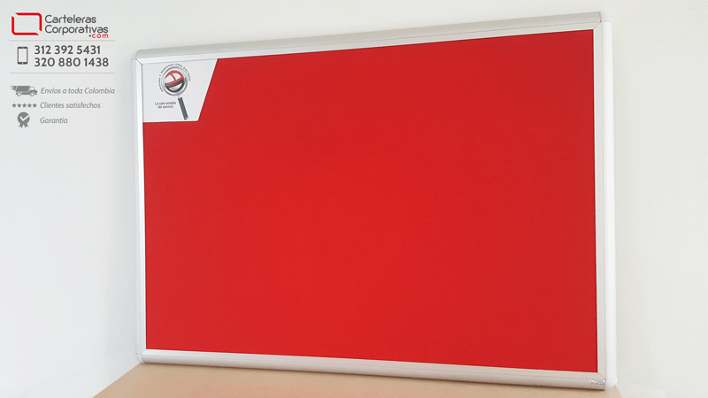 cartelera en corcho forrado en paño color rojo y marco en aluminio vista lateral