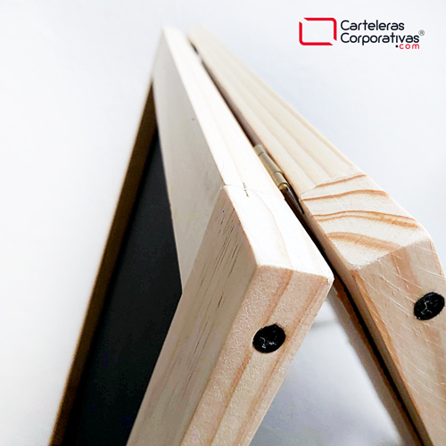 detalle esquina superior Tablero rompetráfico para tiza marco natural en madera doble cara