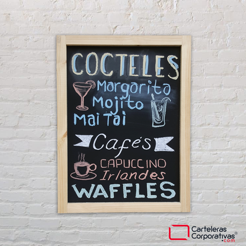 tablero para tiza de colgar con marco en natural tamaño 65x85 cms vista frontal con cocteles cafes waffles