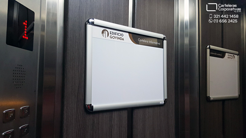 cartelera marco abatible ideal para ascensor vista lateral