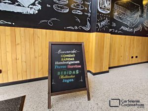 tablero para tiza con marco en madera para fijar a piso para restaurante en Bogotá vista frontal