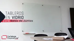 Tablero en vidrio templado tamaño 180x120 cms instalado en sala de juntas en Bogotá vista lateral