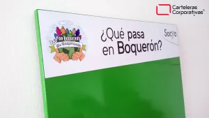 cartelera tipo retablo magnética tamaño 60x80 cms color verde primavera fundación socya vista detalle cenefa