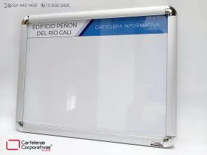 cartelera marco abatible doble carta marcada con logotipo para edificio en cali vista lateral primer plano