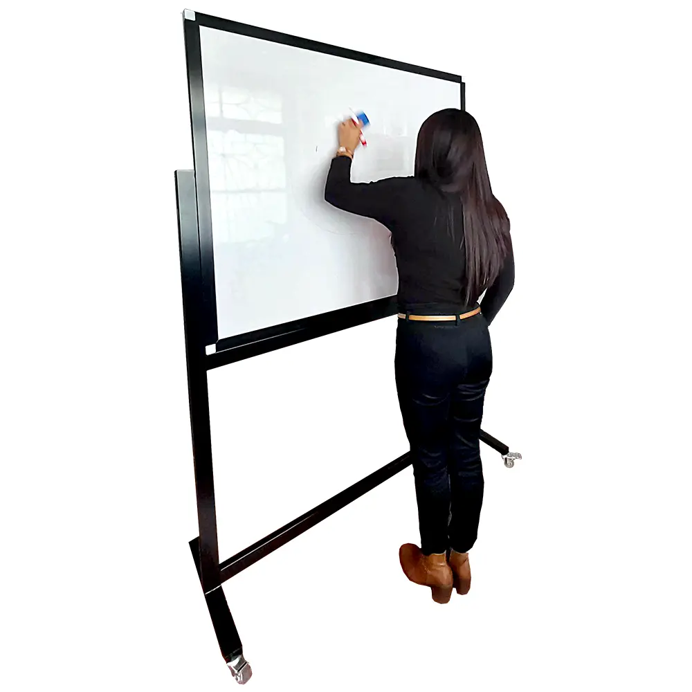 Tablero acrílico premium con cuadrícula de 120×120 cm sobre pedestal con ruedas vista general