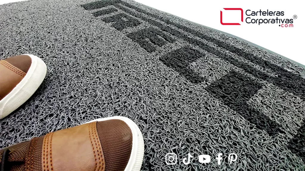 Tapete atrapamugre marcado con logotipo para concesionario pirelli en Bogotá vista diagonal con pies en uso