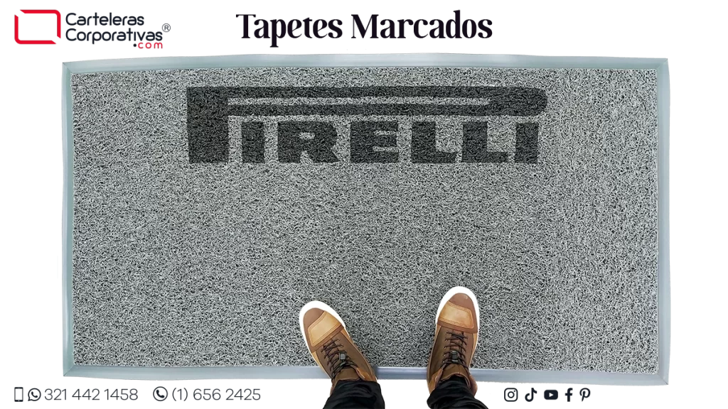 tapete atrapamugre tráfico pesado marcado con logotipo de la marca pirelli color gris con negro con perfil remataborde en caucho vista superior siendo usado