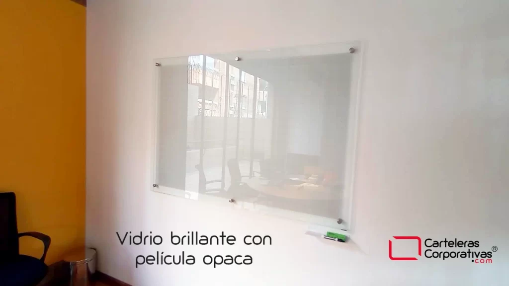 tablero en vidrio brillante opaco con película