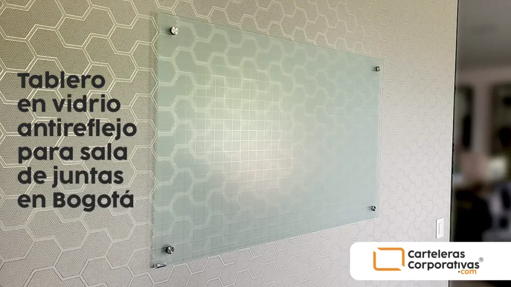 Tablero en vidrio templado antireflejo de 120x80 cm en sala de juntas vista general