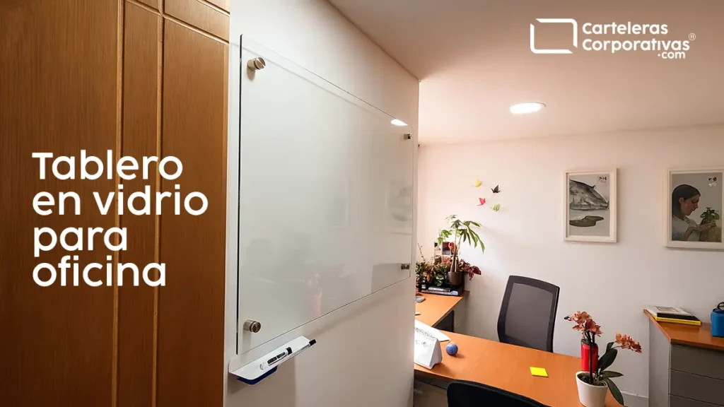 tablero en vidrio brillante para oficina vista general desde la puerta