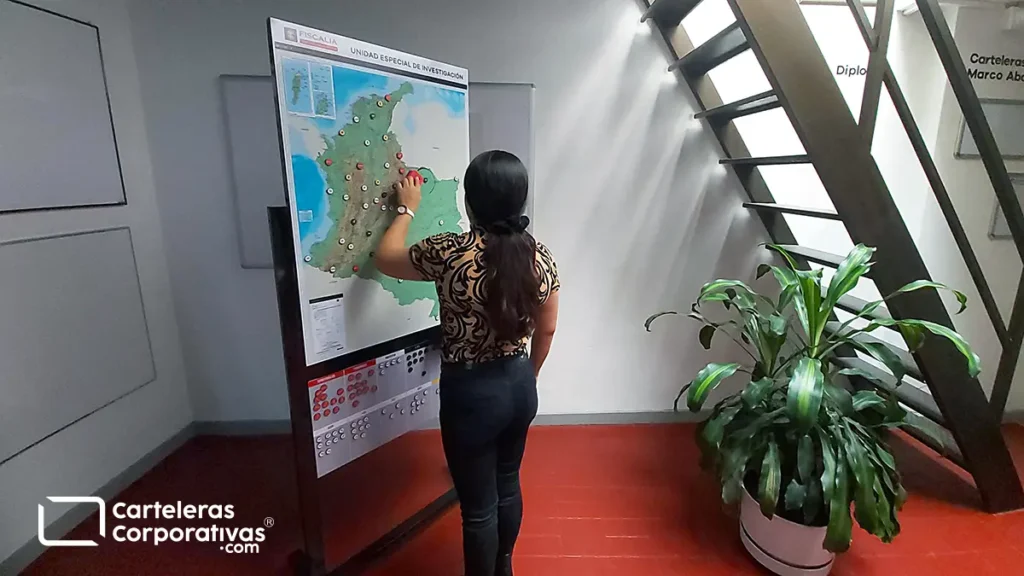 mapa magnético sobre pedestal con ruedas vista general