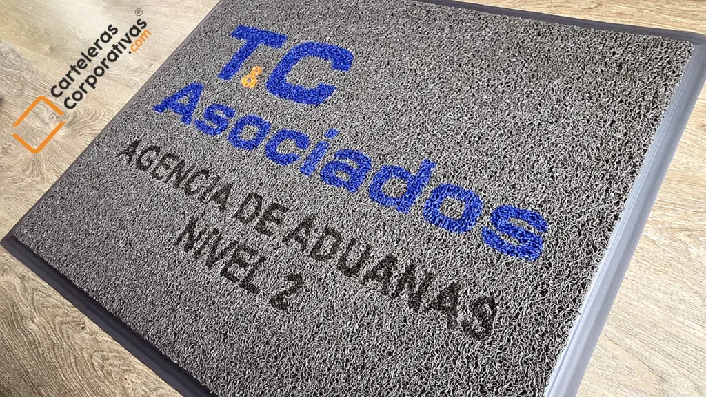 tapete atrapamugre marcado con logotipo para cali y buenaventura vista lateral detalle